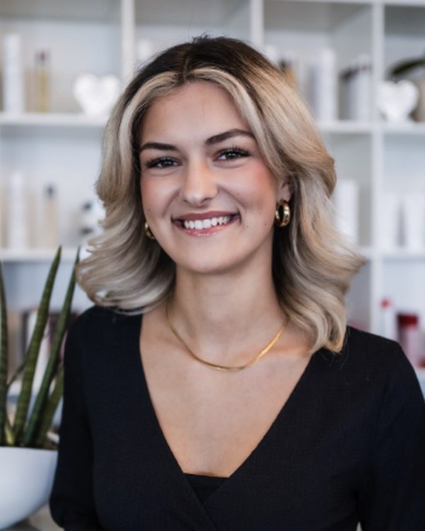 Elisa — Coloration & Balayage